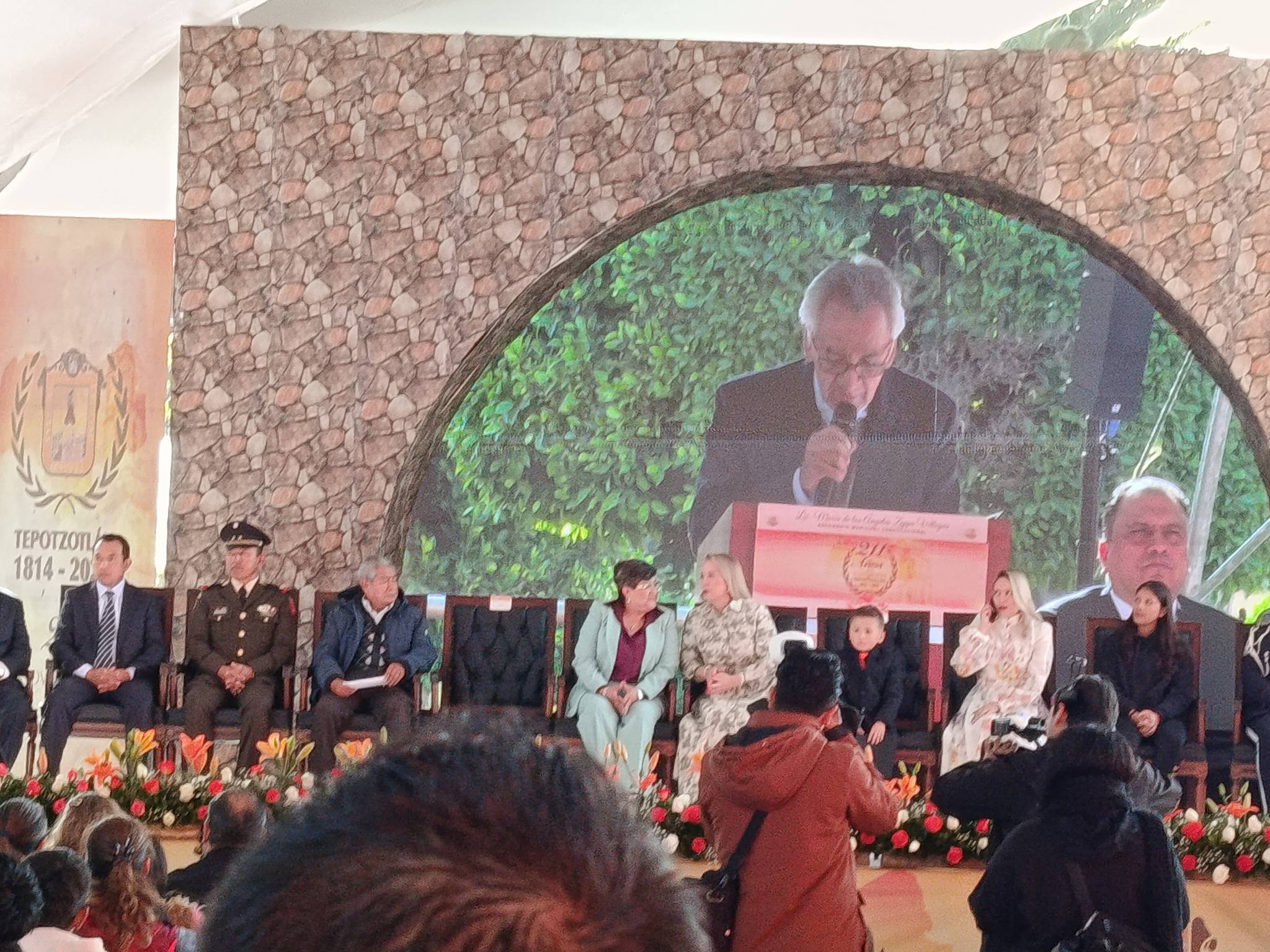 Puede ser una imagen de estrado y texto que dice "OY TEPOTZOTL, 1814-2"